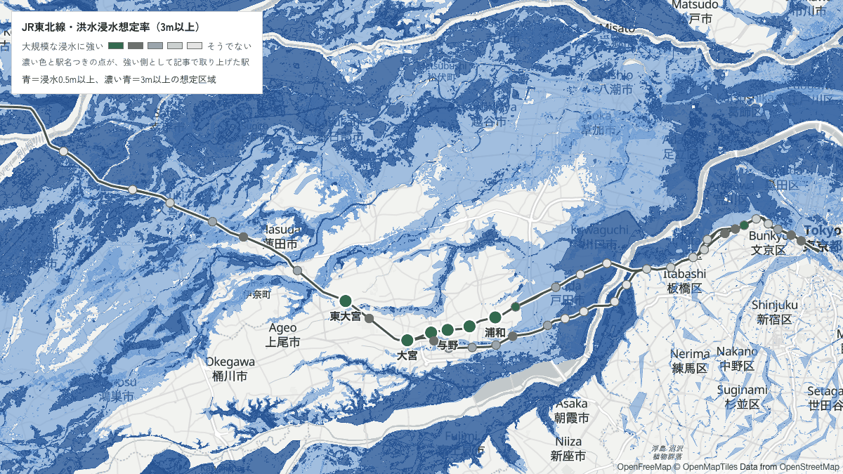 JR東北線の青=浸水0.5m以上、濃い青=3m以上の想定区域と駅を重ねた地図